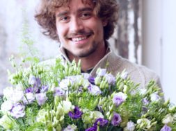 Gelukkige man met Lisianthus