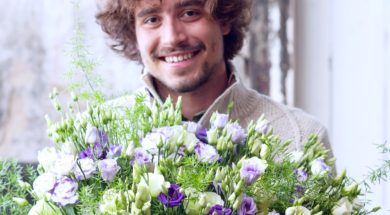 Gelukkige man met Lisianthus