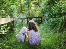 schaduwtuin met meisje en hondje