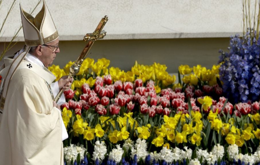 Bloemen voor de paus gezegend naar Rome