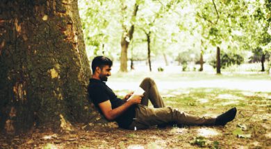 Onder een boom met een boek…